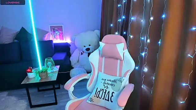 Snapshot of Queen_baby chatting on 15, 12, 2025 Queen baby online show from 15, 12, 2025