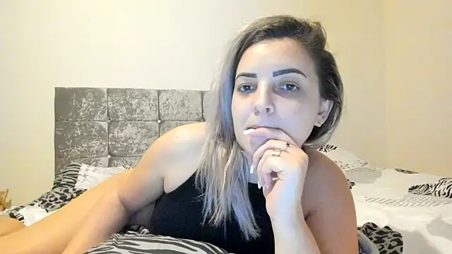 Snapshot of leilahot14 chatting on 15, 1, 2025 leilahot14 online show from 15, 1, 2025