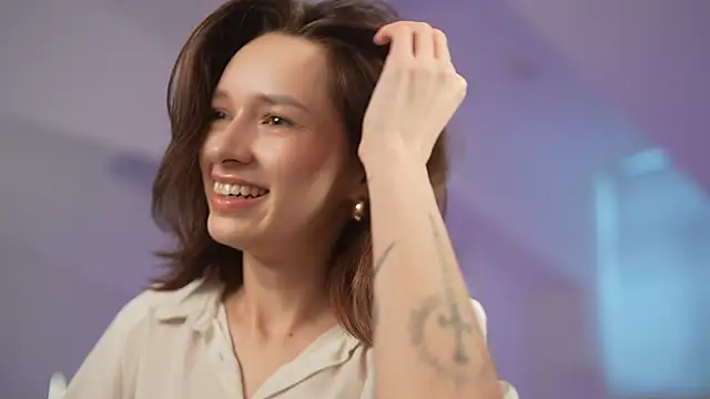 VivianLy  online show from 9, 1, 2025