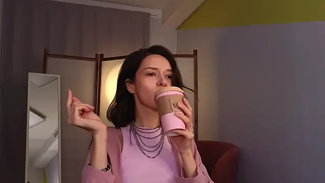 VivianLy  online show from 27, 2, 2025