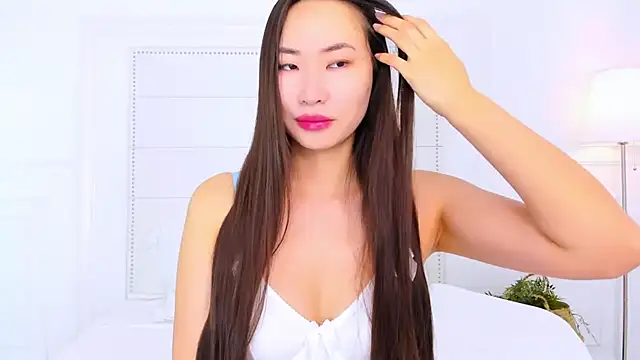 NaomiYuu online show from 7, 11, 2025