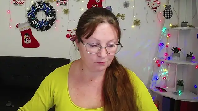 Snapshot of VanessaHotts chatting on 4, 1, 2025 VanessaHotts online show from 4, 1, 2025