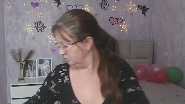 Snapshot of VanessaHotts chatting on 1, 2, 2025 VanessaHotts online show from 1, 2, 2025