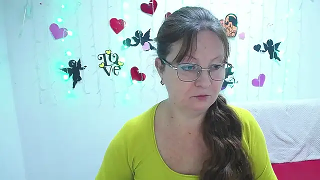 Snapshot of VanessaHotts chatting on 4, 2, 2025 VanessaHotts online show from 4, 2, 2025