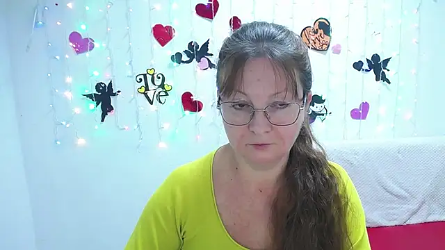 Snapshot of VanessaHotts chatting on 4, 2, 2025 VanessaHotts online show from 4, 2, 2025
