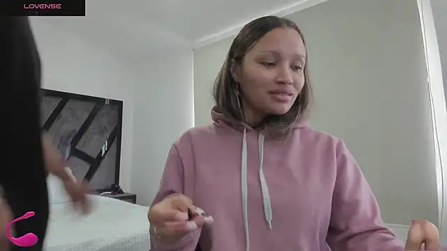 AnnieAndStefan online show from 6, 11, 2025