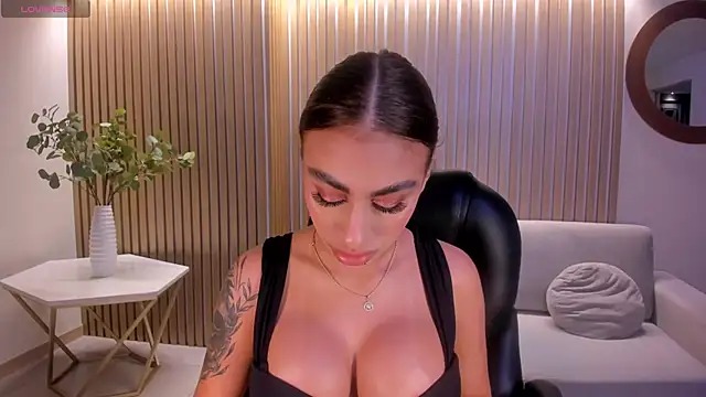 Snapshot of DannaCruz chatting on 25, 11, 2025 DannaCruz online show from 25, 11, 2025