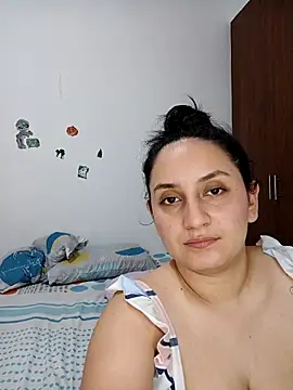 Snapshot of Angeelus2 chatting on 5, 4, 2026 Angeelus2 online show from 5, 4, 2026
