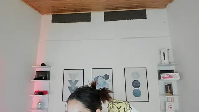 cristal  hot 1 online show from 3, 2, 2025