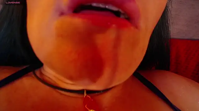 Snapshot of alicia_moom chatting on 6, 1, 2026 alicia moom online show from 6, 1, 2026