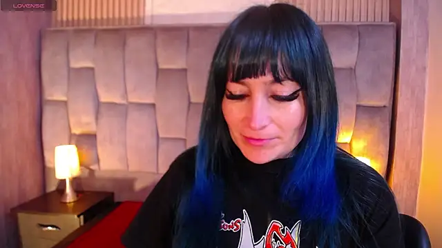 Snapshot of alicia_moom chatting on 8, 1, 2026 alicia moom online show from 8, 1, 2026