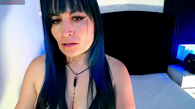 Snapshot of alicia_moom chatting on 7, 2, 2026 alicia moom online show from 7, 2, 2026