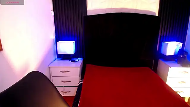 Snapshot of alicia_moom chatting on 17, 2, 2026 alicia moom online show from 17, 2, 2026