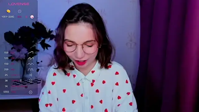 KindHazelHere  online show from 19, 4, 2026