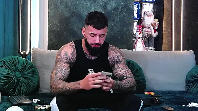 Snapshot of masterkingofmusclee chatting on 4, 12, 2024 masterkingofmusclee online show from 4, 12, 2024