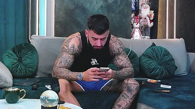 Snapshot of masterkingofmusclee chatting on 5, 12, 2024 masterkingofmusclee online show from 5, 12, 2024