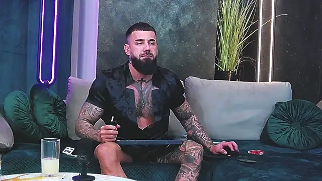 Snapshot of masterkingofmusclee chatting on 7, 1, 2025 masterkingofmusclee online show from 7, 1, 2025