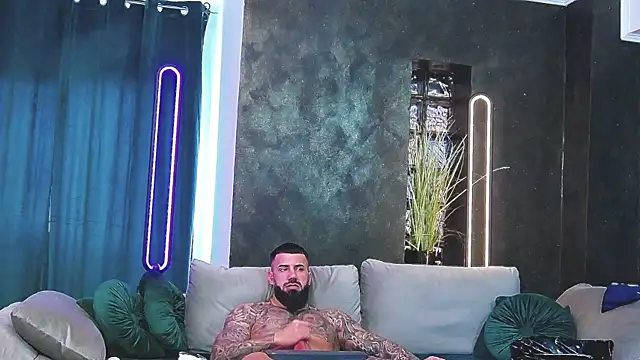 Snapshot of masterkingofmusclee chatting on 8, 1, 2025 masterkingofmusclee online show from 8, 1, 2025