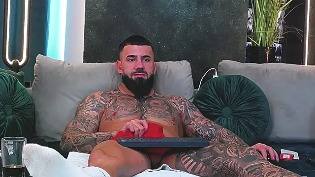 Snapshot of masterkingofmusclee chatting on 14, 1, 2025 masterkingofmusclee online show from 14, 1, 2025