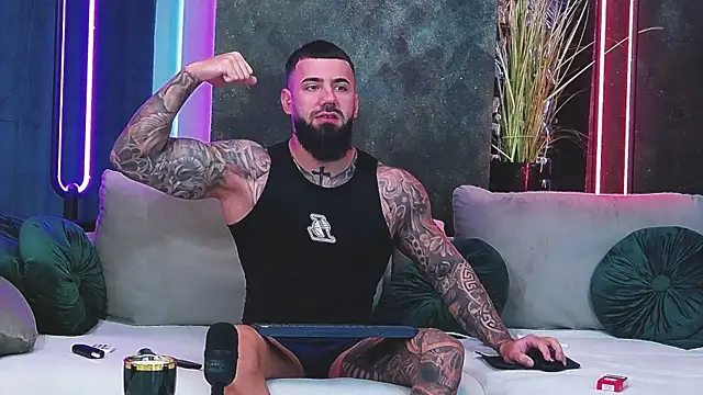 Snapshot of masterkingofmusclee chatting on 15, 1, 2025 masterkingofmusclee online show from 15, 1, 2025