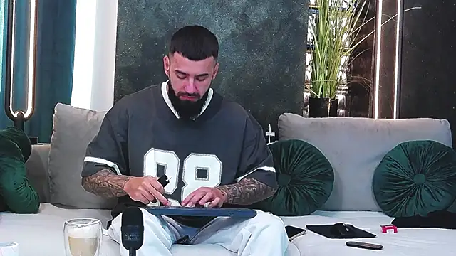 Snapshot of masterkingofmusclee chatting on 18, 1, 2025 masterkingofmusclee online show from 18, 1, 2025