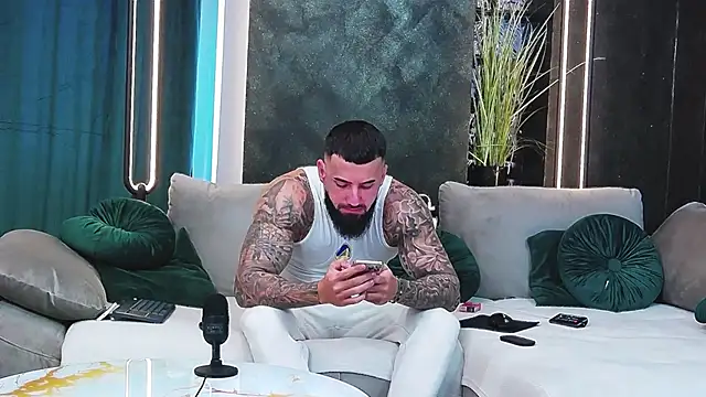 Snapshot of masterkingofmusclee chatting on 20, 1, 2025 masterkingofmusclee online show from 20, 1, 2025