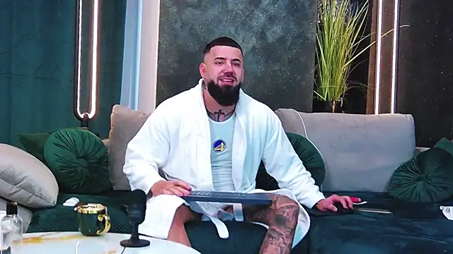 Snapshot of masterkingofmusclee chatting on 3, 2, 2025 masterkingofmusclee online show from 3, 2, 2025