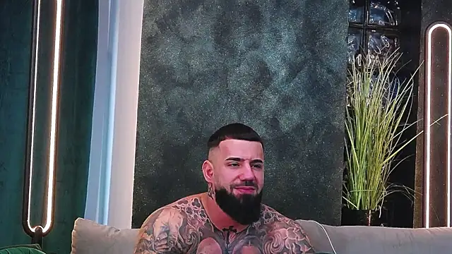 Snapshot of masterkingofmusclee chatting on 3, 2, 2025 masterkingofmusclee online show from 3, 2, 2025