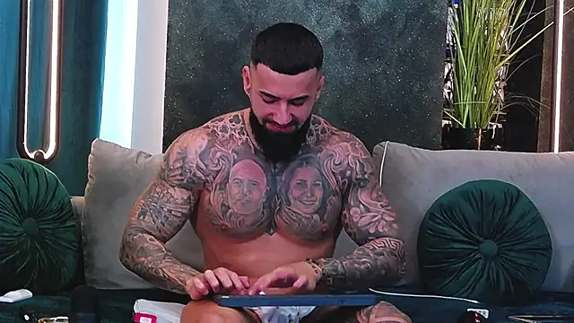 Snapshot of masterkingofmusclee chatting on 4, 2, 2025 masterkingofmusclee online show from 4, 2, 2025