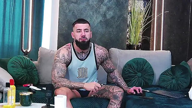 Snapshot of masterkingofmusclee chatting on 5, 2, 2025 masterkingofmusclee online show from 5, 2, 2025