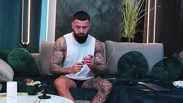 Snapshot of masterkingofmusclee chatting on 7, 2, 2025 masterkingofmusclee online show from 7, 2, 2025