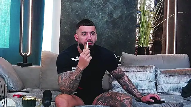 Snapshot of masterkingofmusclee chatting on 14, 2, 2025 masterkingofmusclee online show from 14, 2, 2025