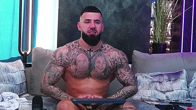 Snapshot of masterkingofmusclee chatting on 20, 2, 2025 masterkingofmusclee online show from 20, 2, 2025