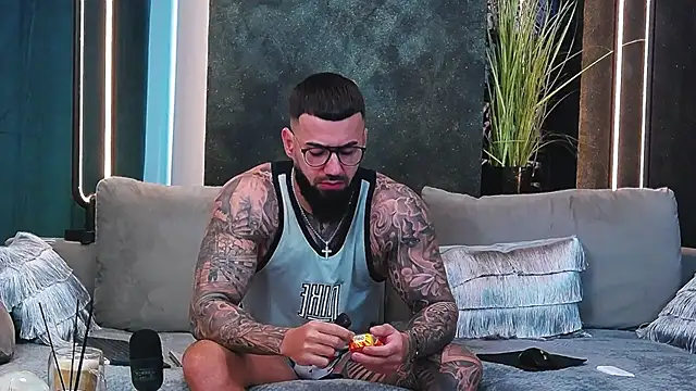 Snapshot of masterkingofmusclee chatting on 3, 3, 2025 masterkingofmusclee online show from 3, 3, 2025