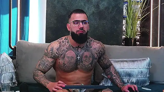 Snapshot of masterkingofmusclee chatting on 5, 3, 2025 masterkingofmusclee online show from 5, 3, 2025