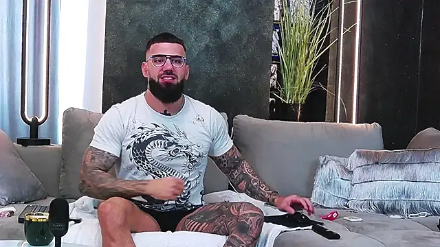 Snapshot of masterkingofmusclee chatting on 11, 3, 2025 masterkingofmusclee online show from 11, 3, 2025