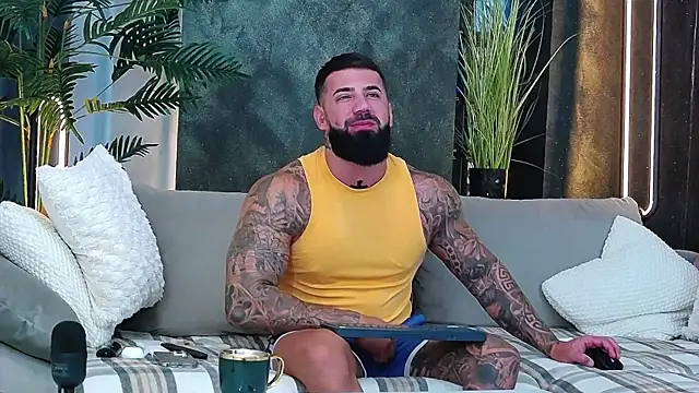 Snapshot of masterkingofmusclee chatting on 17, 9, 2025 masterkingofmusclee online show from 17, 9, 2025