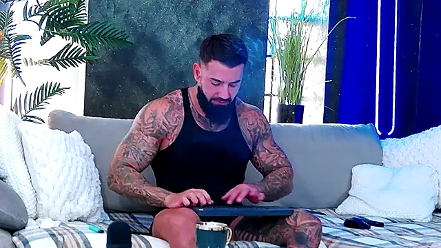 Snapshot of masterkingofmusclee chatting on 24, 9, 2025 masterkingofmusclee online show from 24, 9, 2025