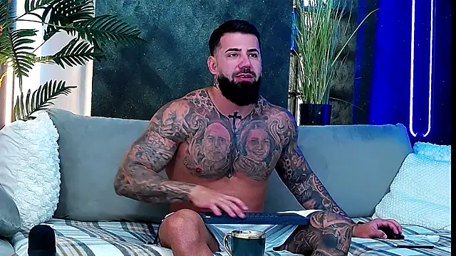 Snapshot of masterkingofmusclee chatting on 29, 9, 2025 masterkingofmusclee online show from 29, 9, 2025