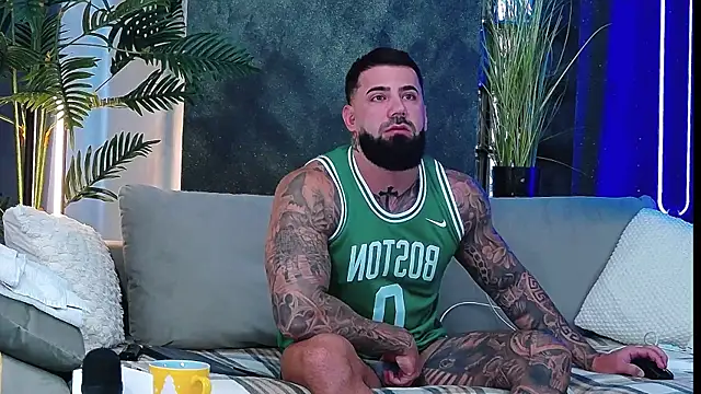 Snapshot of masterkingofmusclee chatting on 4, 10, 2025 masterkingofmusclee online show from 4, 10, 2025