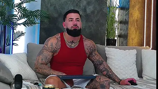 Snapshot of masterkingofmusclee chatting on 20, 10, 2025 masterkingofmusclee online show from 20, 10, 2025