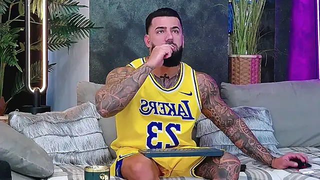 Snapshot of masterkingofmusclee chatting on 8, 11, 2025 masterkingofmusclee online show from 8, 11, 2025