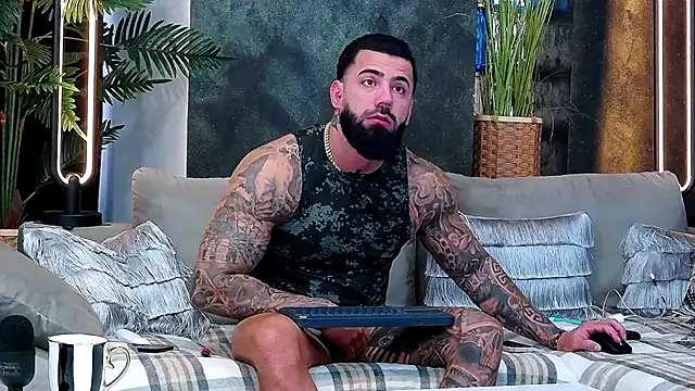 Snapshot of masterkingofmusclee chatting on 18, 11, 2025 masterkingofmusclee online show from 18, 11, 2025