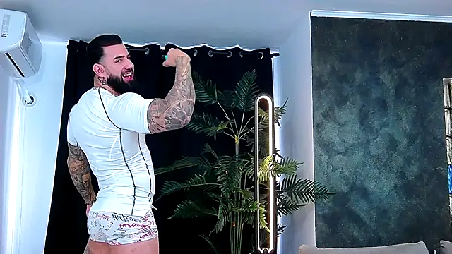 Snapshot of masterkingofmusclee chatting on 21, 11, 2025 masterkingofmusclee online show from 21, 11, 2025