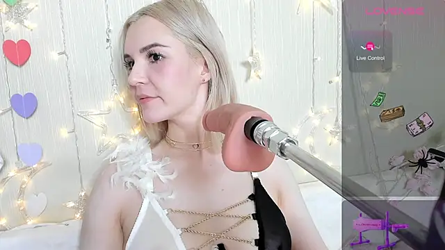 Kaya Devis online show from 2, 11, 2025