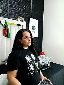 Snapshot of lucia_vonne_ chatting on 18, 12, 2024 lucia vonne online show from 18, 12, 2024