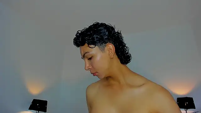 Snapshot of xhenisa_ chatting on 26, 11, 2025 xhenisa online show from 26, 11, 2025