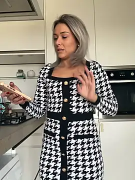 petrouchkaaa  online show from 4, 12, 2025