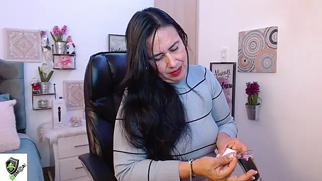 Snapshot of amalia_brunette chatting on 4, 1, 2025 amalia brunette online show from 4, 1, 2025