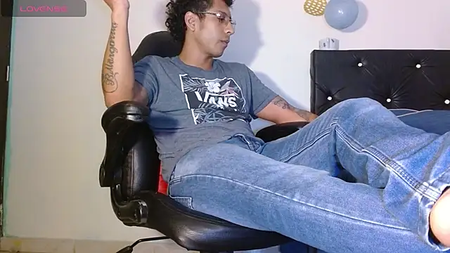 Snapshot of FuckHardlove chatting on 3, 12, 2024 FuckHardlove online show from 3, 12, 2024